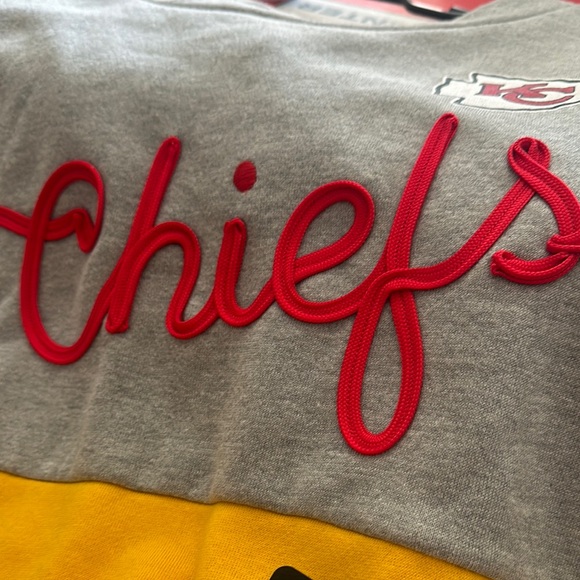 Women’s Chiefs Official Apparel Sweatshirt- - Picture 4 of 9